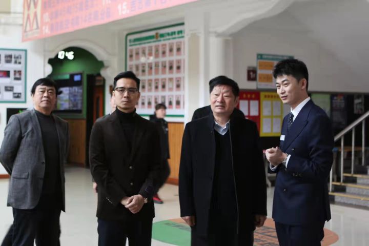 1636072916188995.jpg 王国军校长、潘宝泉院长与行人教育集团董事长李明昕合影.jpg